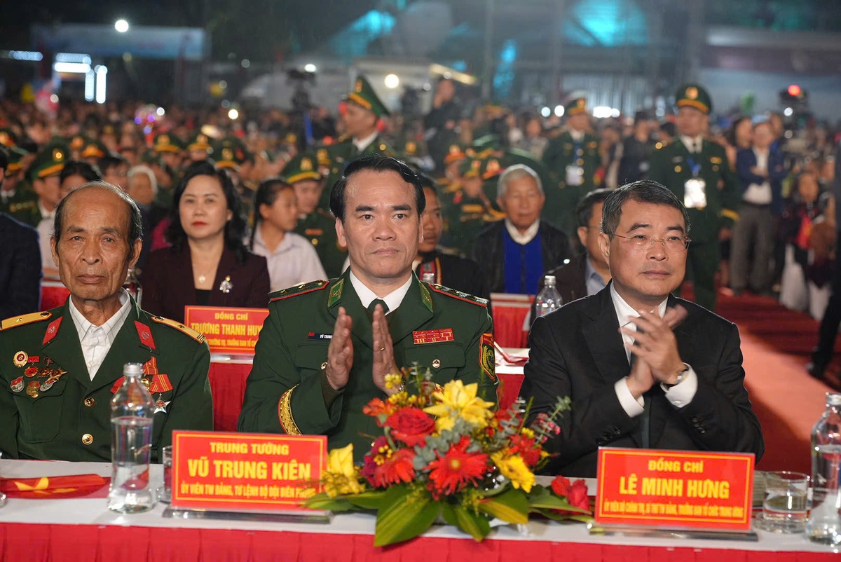 Chương trình "Xuân Biên phòng ấm lòng dân bản" là biểu tượng sinh động của tình đoàn kết quân - dân- Ảnh 1. Chương trình "Xuân Biên phòng ấm lòng dân bản" là biểu tượng sinh động của tình đoàn kết quân - dân- Ảnh 1.