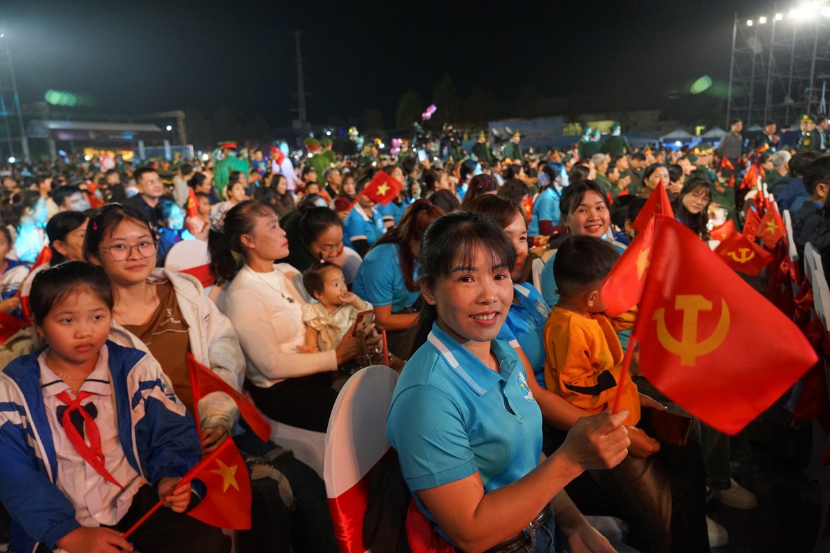 Chương trình "Xuân Biên phòng ấm lòng dân bản" là biểu tượng sinh động của tình đoàn kết quân - dân- Ảnh 6. Chương trình "Xuân Biên phòng ấm lòng dân bản" là biểu tượng sinh động của tình đoàn kết quân - dân- Ảnh 6.