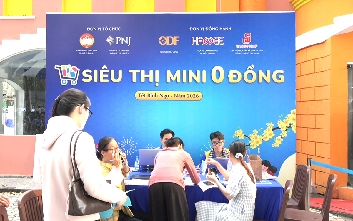 TPHCM: Ấm lòng người già, rộn ràng Tết sớm tại "Siêu thị mini 0 đồng"- Ảnh 1. TPHCM: Ấm lòng người già, rộn ràng Tết sớm tại "Siêu thị mini 0 đồng"- Ảnh 1.