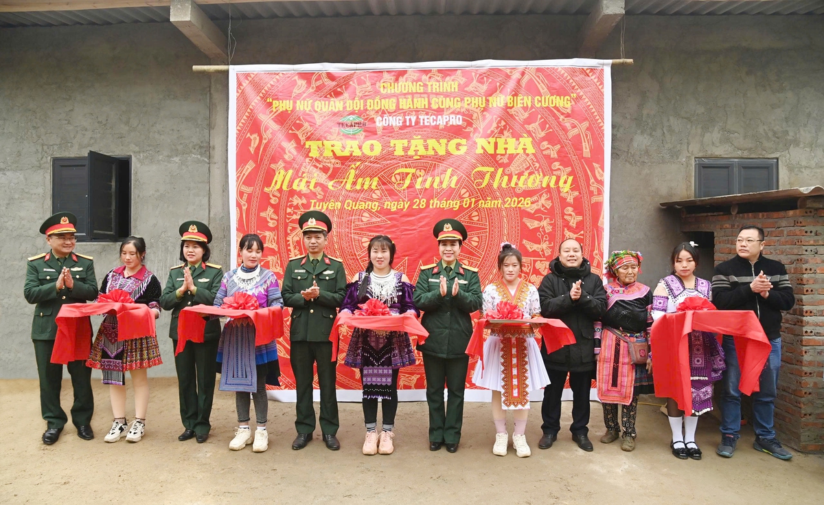 Phụ nữ Quân đội đồng hành cùng phụ nữ, trẻ em nghèo ở biên cương đón Xuân Bính Ngọ- Ảnh 13.