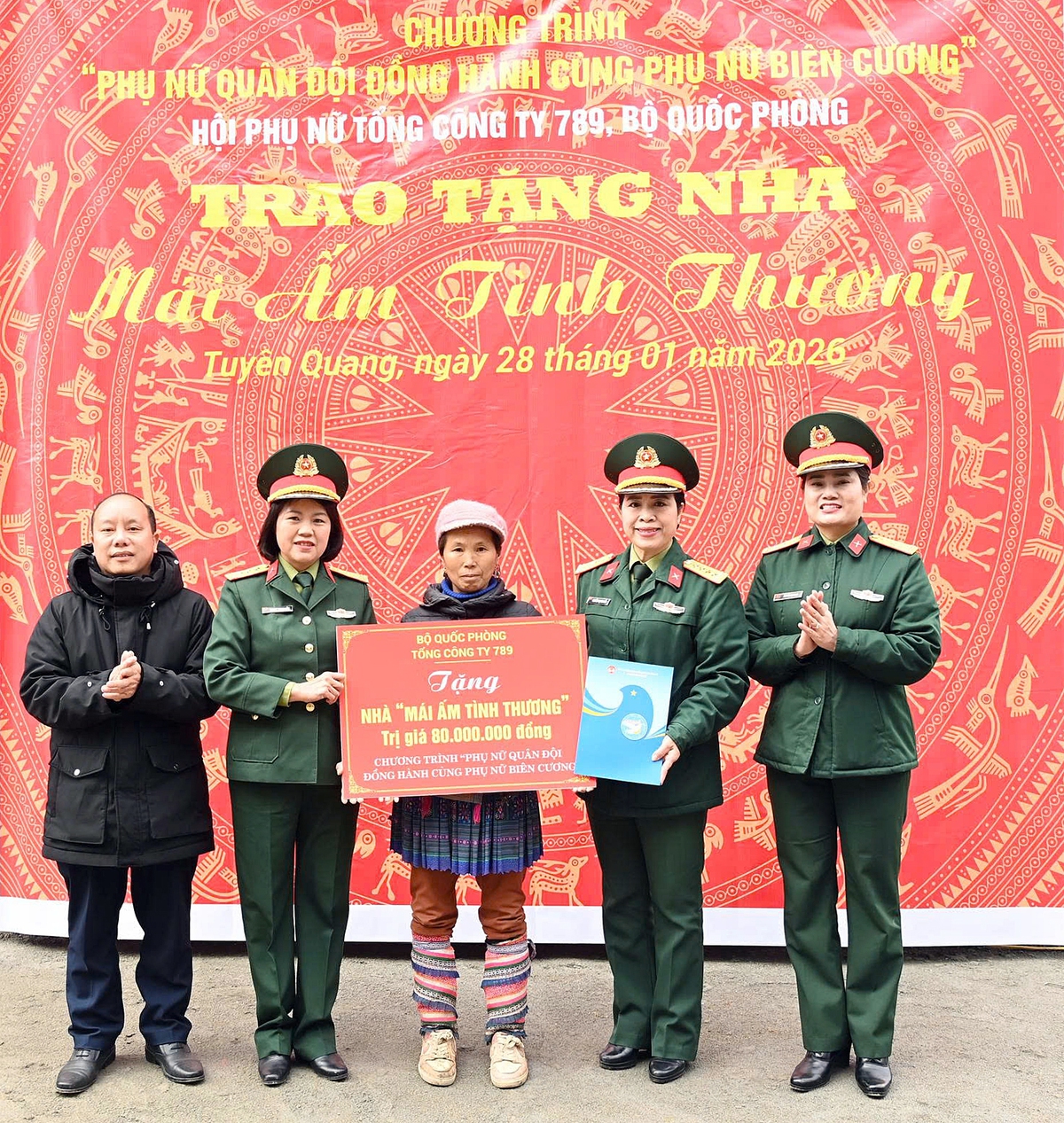Phụ nữ Quân đội đồng hành cùng phụ nữ, trẻ em nghèo ở biên cương đón Xuân Bính Ngọ- Ảnh 15.
