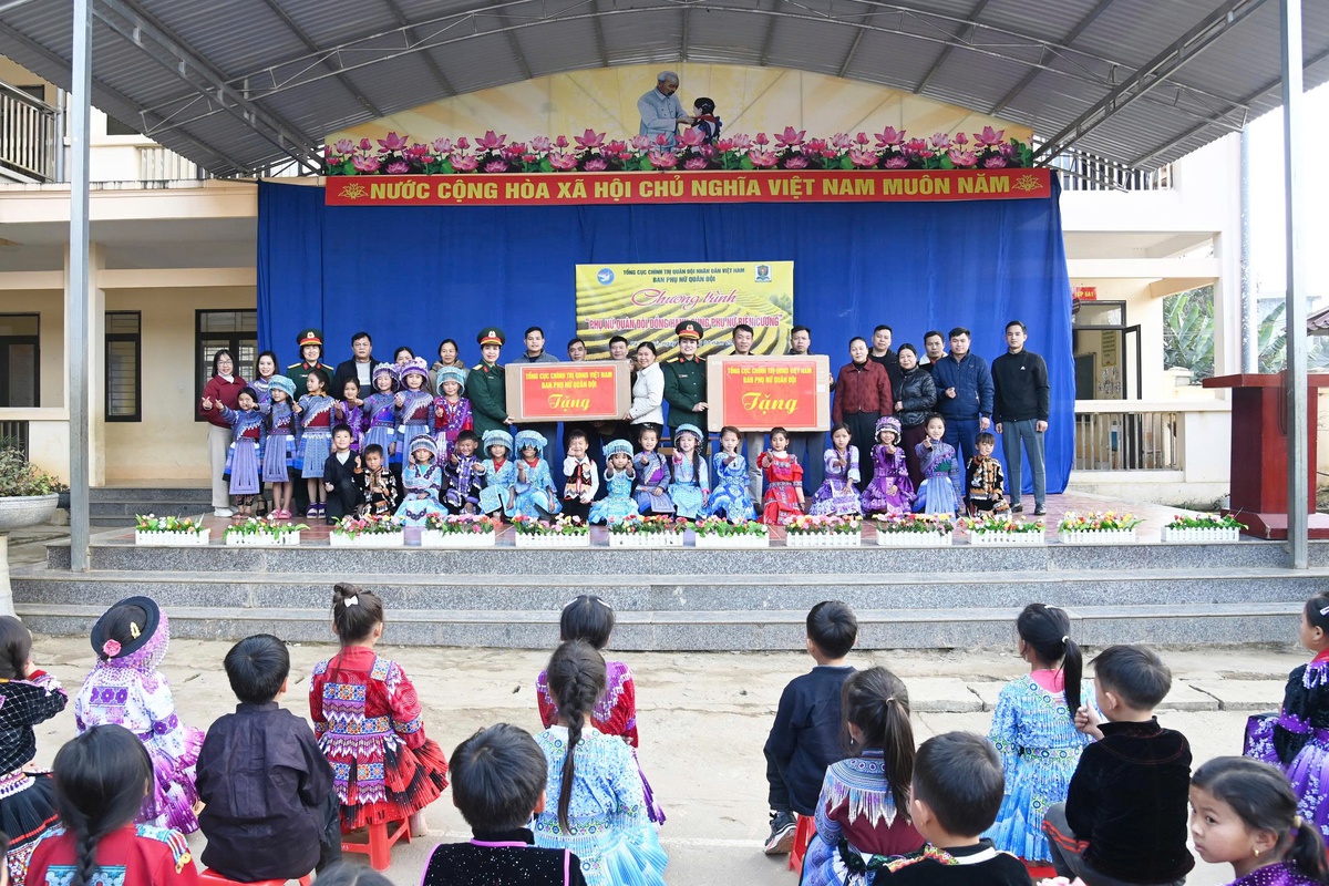 Phụ nữ Quân đội đồng hành cùng phụ nữ, trẻ em nghèo ở biên cương đón Xuân Bính Ngọ- Ảnh 16.