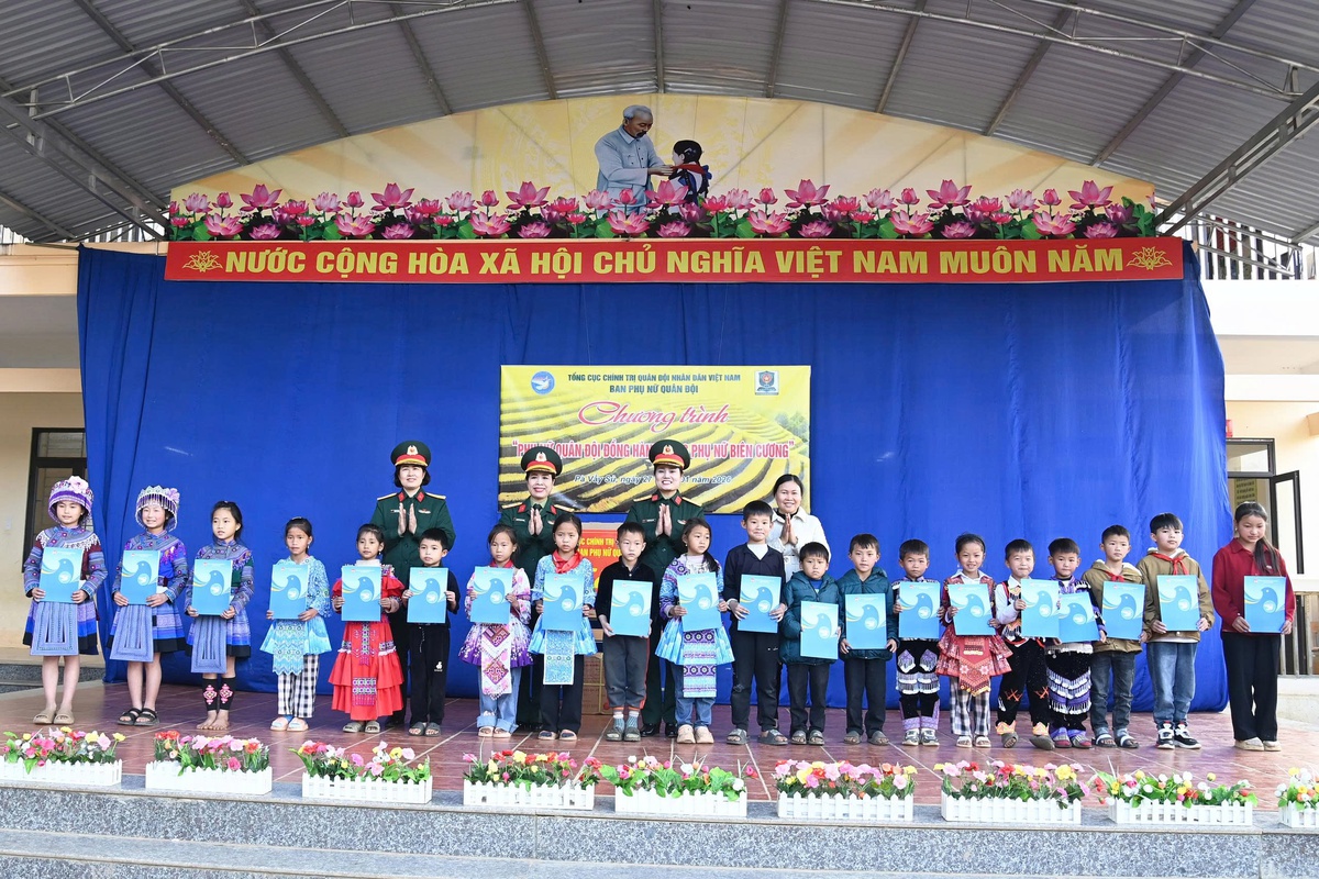 Phụ nữ Quân đội đồng hành cùng phụ nữ, trẻ em nghèo ở biên cương đón Xuân Bính Ngọ- Ảnh 17.