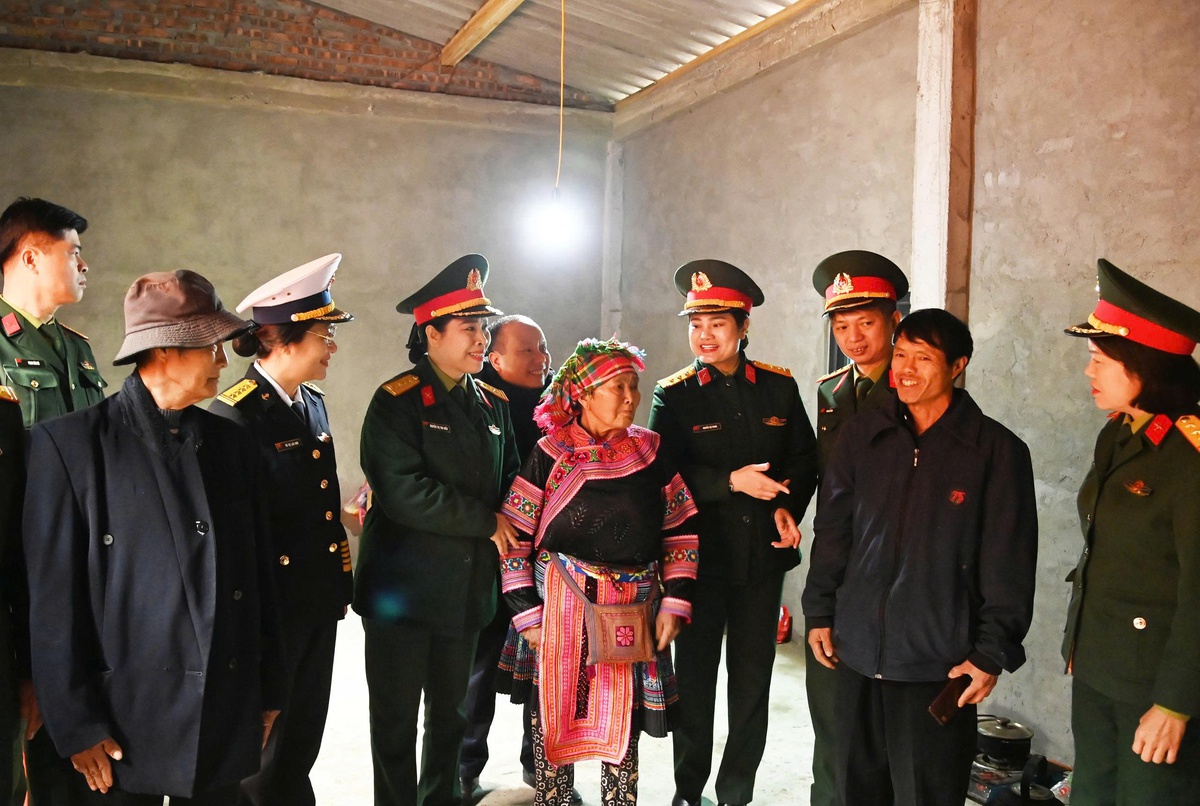 Phụ nữ Quân đội đồng hành cùng phụ nữ, trẻ em nghèo ở biên cương đón Xuân Bính Ngọ- Ảnh 20.