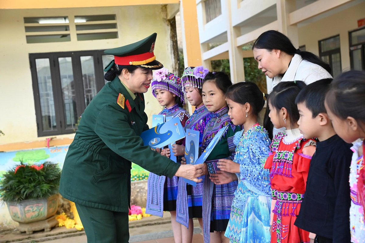Phụ nữ Quân đội đồng hành cùng phụ nữ, trẻ em nghèo ở biên cương đón Xuân Bính Ngọ- Ảnh 18.