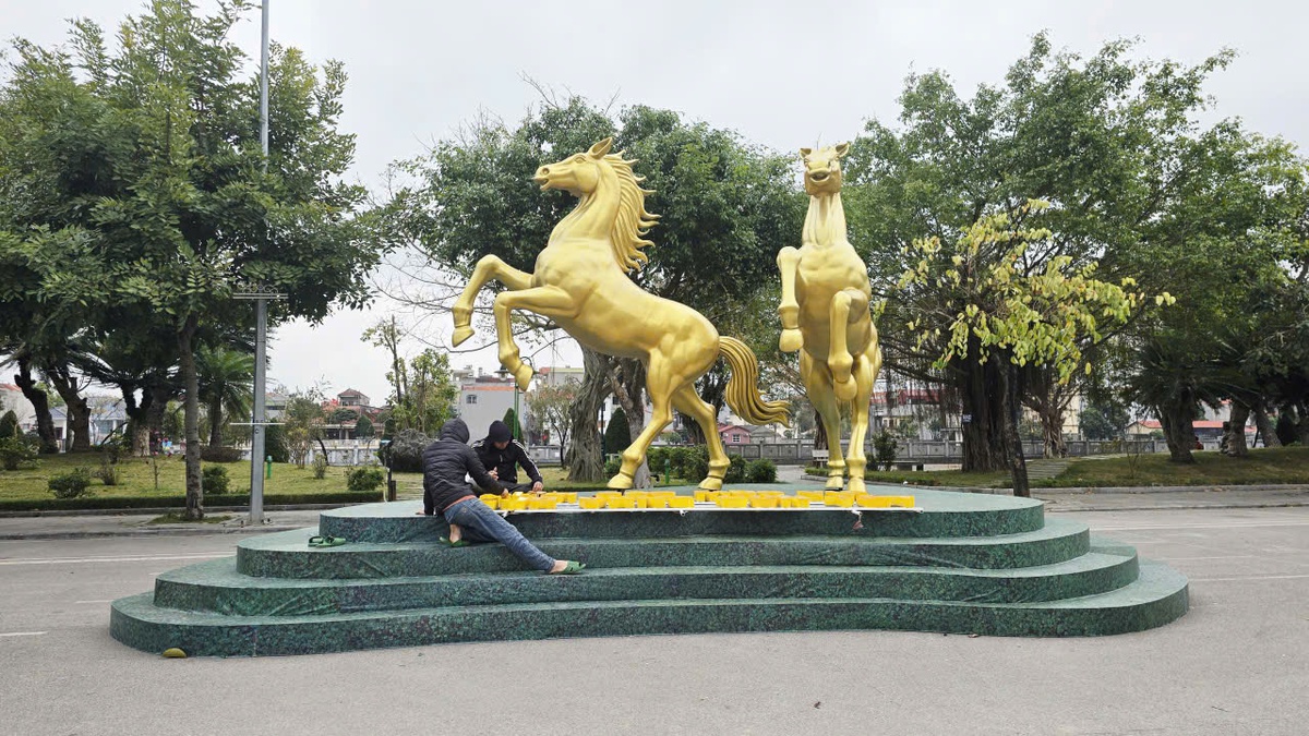 Độc đáo cặp ngựa vàng - đỏ tung vó ở đường hoa xuân xứ Lạng- Ảnh 1.