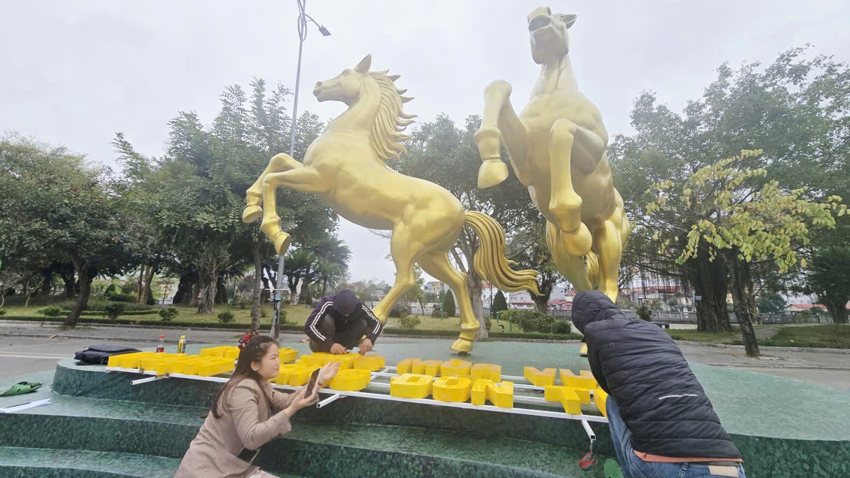 Độc đáo cặp ngựa vàng - đỏ tung vó ở đường hoa xuân xứ Lạng- Ảnh 4.