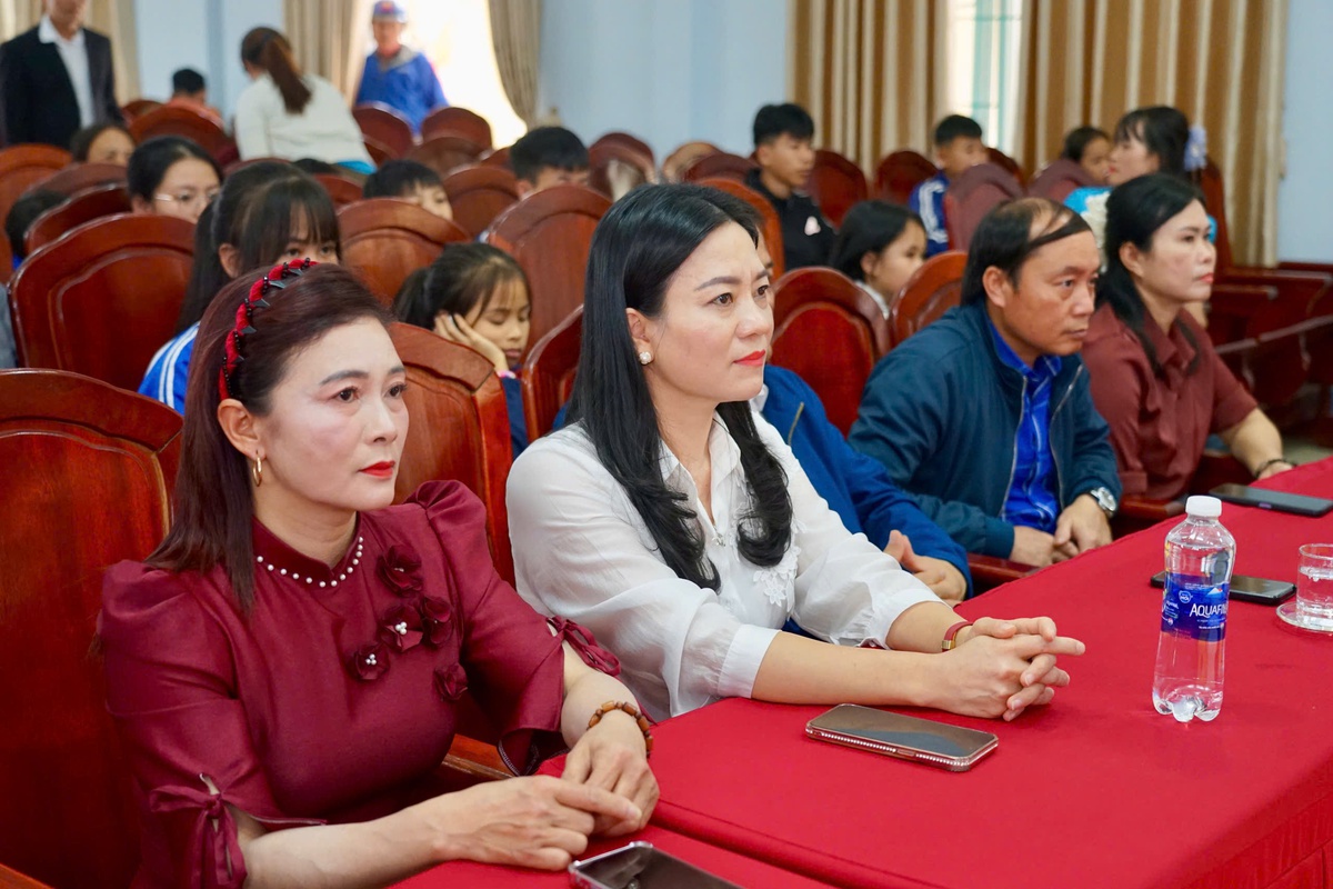 Trung ương Hội LHPN Việt Nam mang "Tết yêu thương" đến với người dân biên giới Hà Tĩnh- Ảnh 1. Trung ương Hội LHPN Việt Nam mang "Tết yêu thương" đến với người dân biên giới Hà Tĩnh- Ảnh 1.