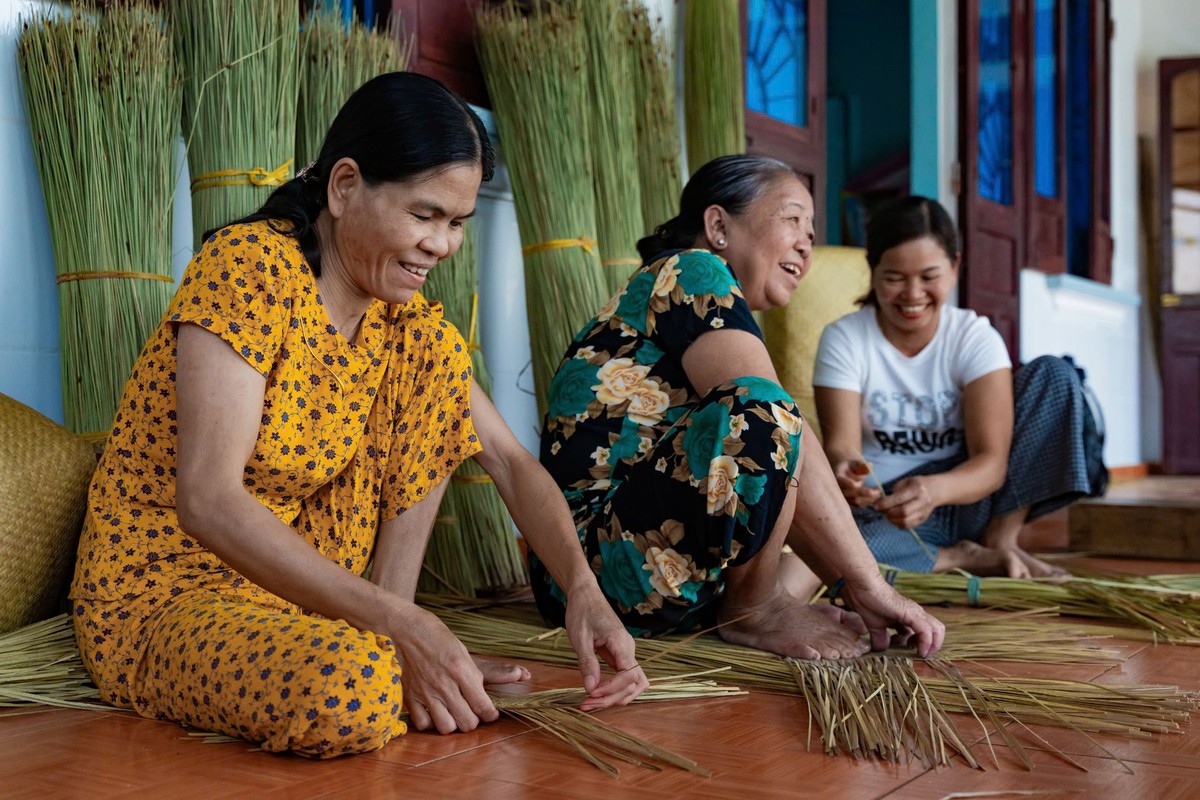 Những biến tấu độc, lạ từ chất liệu cỏ bàng trong thủ công- Ảnh 2.