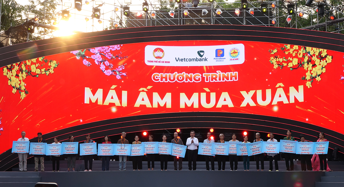 TPHCM sôi nổi ngày hội "Xuân đoàn kết - Tết nghĩa tình" và đêm nhạc mừng Đảng, mừng Xuân Bính Ngọ- Ảnh 2.