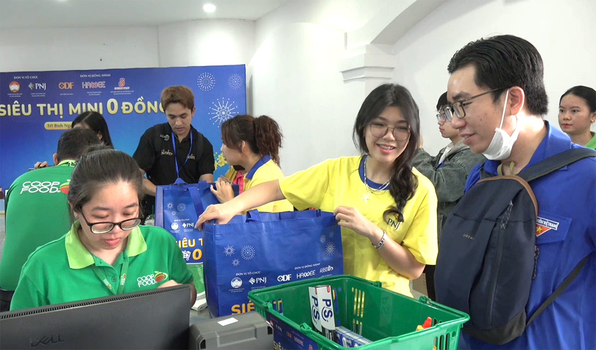TPHCM: Ấm lòng người già, rộn ràng Tết sớm tại "Siêu thị mini 0 đồng"- Ảnh 2. TPHCM: Ấm lòng người già, rộn ràng Tết sớm tại "Siêu thị mini 0 đồng"- Ảnh 2.