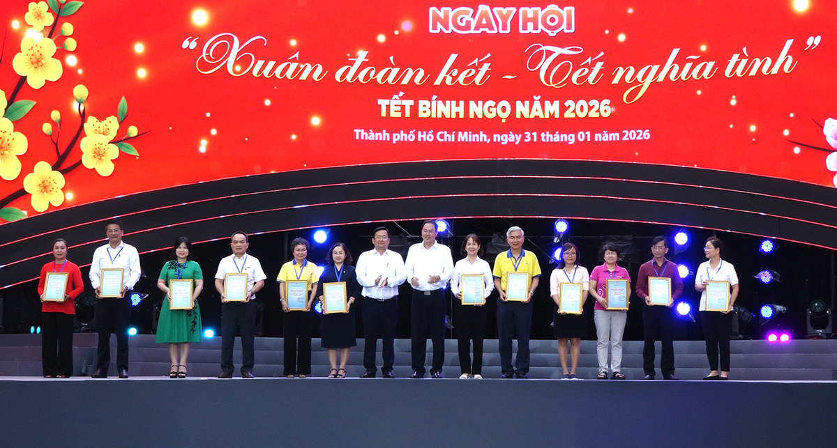 TPHCM sôi nổi ngày hội "Xuân đoàn kết - Tết nghĩa tình" và đêm nhạc mừng Đảng, mừng Xuân Bính Ngọ- Ảnh 3.