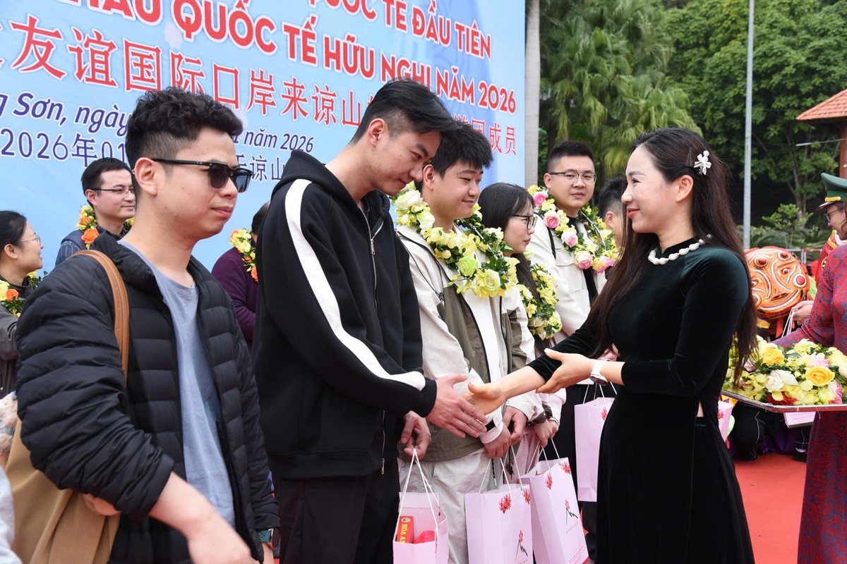 Hàng nghìn du khách xuất nhập cảnh qua cửa khẩu Lạng Sơn đầu năm- Ảnh 1.