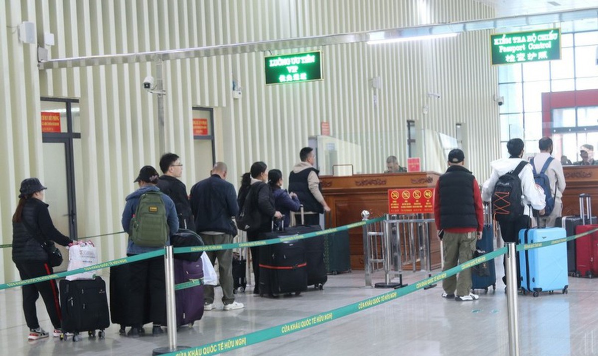 Hàng nghìn du khách xuất nhập cảnh qua cửa khẩu Lạng Sơn đầu năm- Ảnh 2.