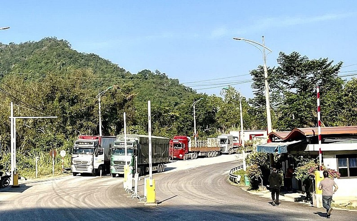 Hàng nghìn du khách xuất nhập cảnh qua cửa khẩu Lạng Sơn đầu năm- Ảnh 3.