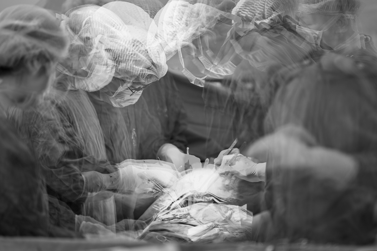 Người lưu giữ những khoảnh khắc "khốc liệt" của ngành Y- Ảnh 1.