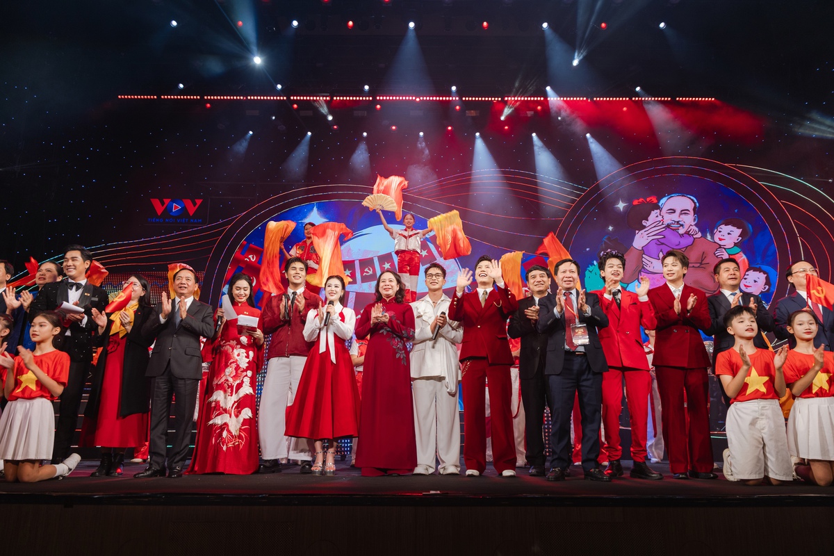 Phó Chủ tịch nước Võ Thị Ánh Xuân cùng các nghệ sĩ tham gia chương trình