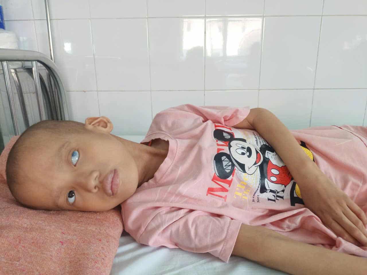 Ánh mắt cầu cứu của bé gái 7 tuổi bị mù lòa, mắc bệnh hiểm nghèo- Ảnh 1.