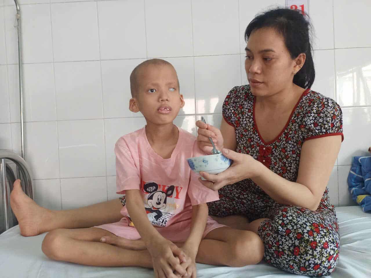 Ánh mắt cầu cứu của bé gái 7 tuổi bị mù lòa, mắc bệnh hiểm nghèo- Ảnh 5.