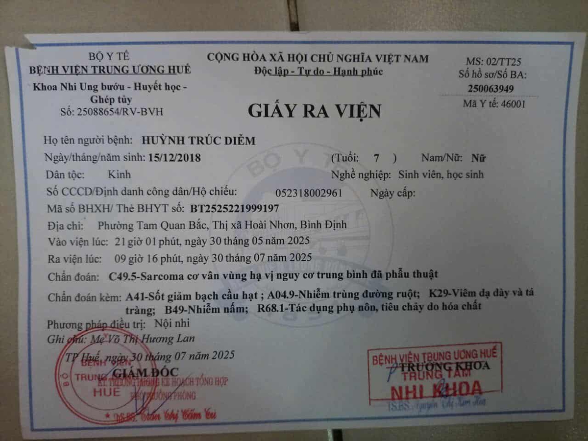 Ánh mắt cầu cứu của bé gái 7 tuổi bị mù lòa, mắc bệnh hiểm nghèo- Ảnh 2.