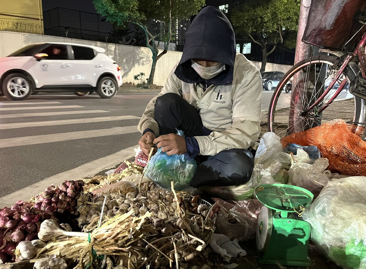 Gồng mình mưu sinh trong đêm lạnh- Ảnh 3. Gồng mình mưu sinh trong đêm lạnh- Ảnh 3.