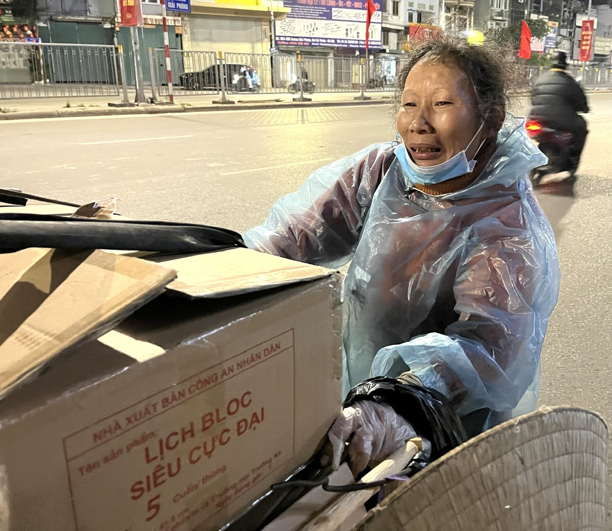 Gồng mình mưu sinh trong đêm lạnh- Ảnh 2. Gồng mình mưu sinh trong đêm lạnh- Ảnh 2.