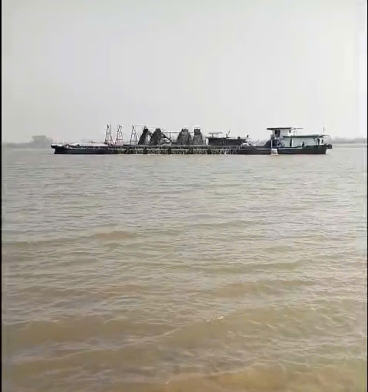 Vụ sạt lở đất canh tác nghi do khai thác cát ở Hưng Yên: Người dân chưa đồng tình với báo cáo- Ảnh 1. Vụ sạt lở đất canh tác nghi do khai thác cát ở Hưng Yên: Người dân chưa đồng tình với báo cáo- Ảnh 1.