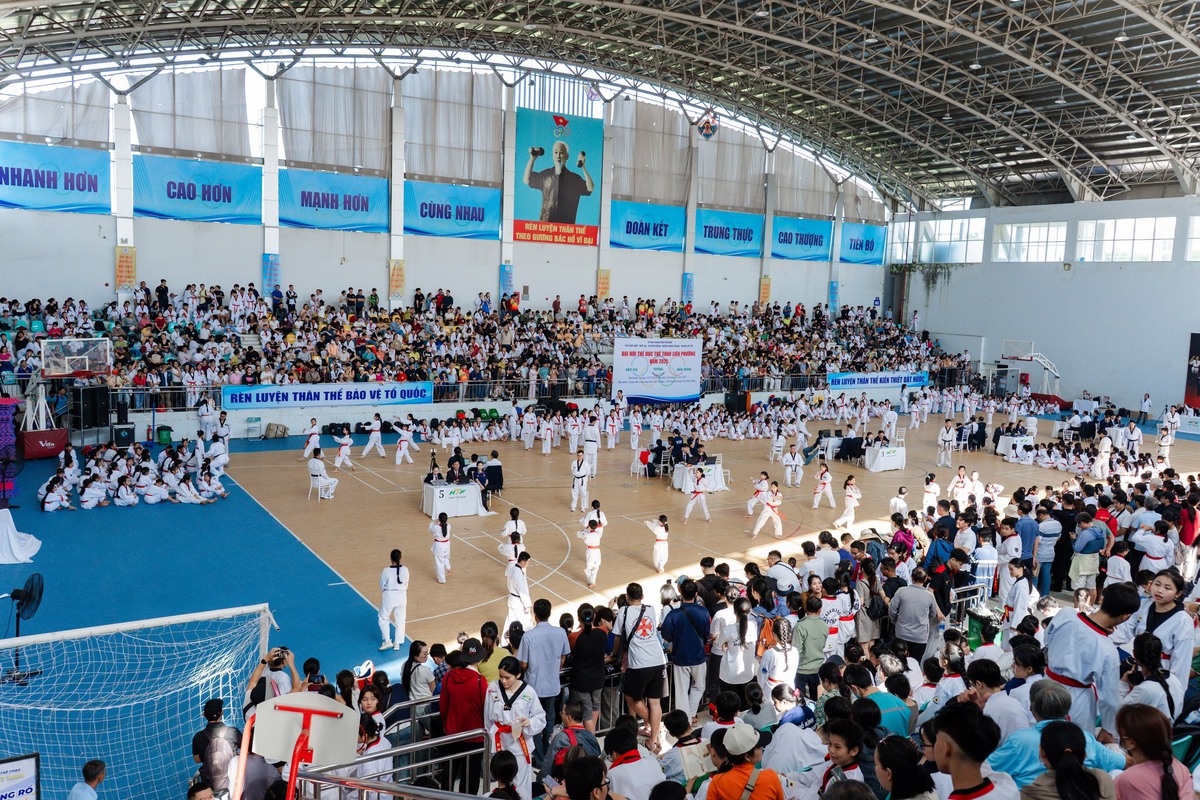 Chị đẹp Châu Tuyết Vân "gây sốt" khi làm trọng tài Taekwondo- Ảnh 1.