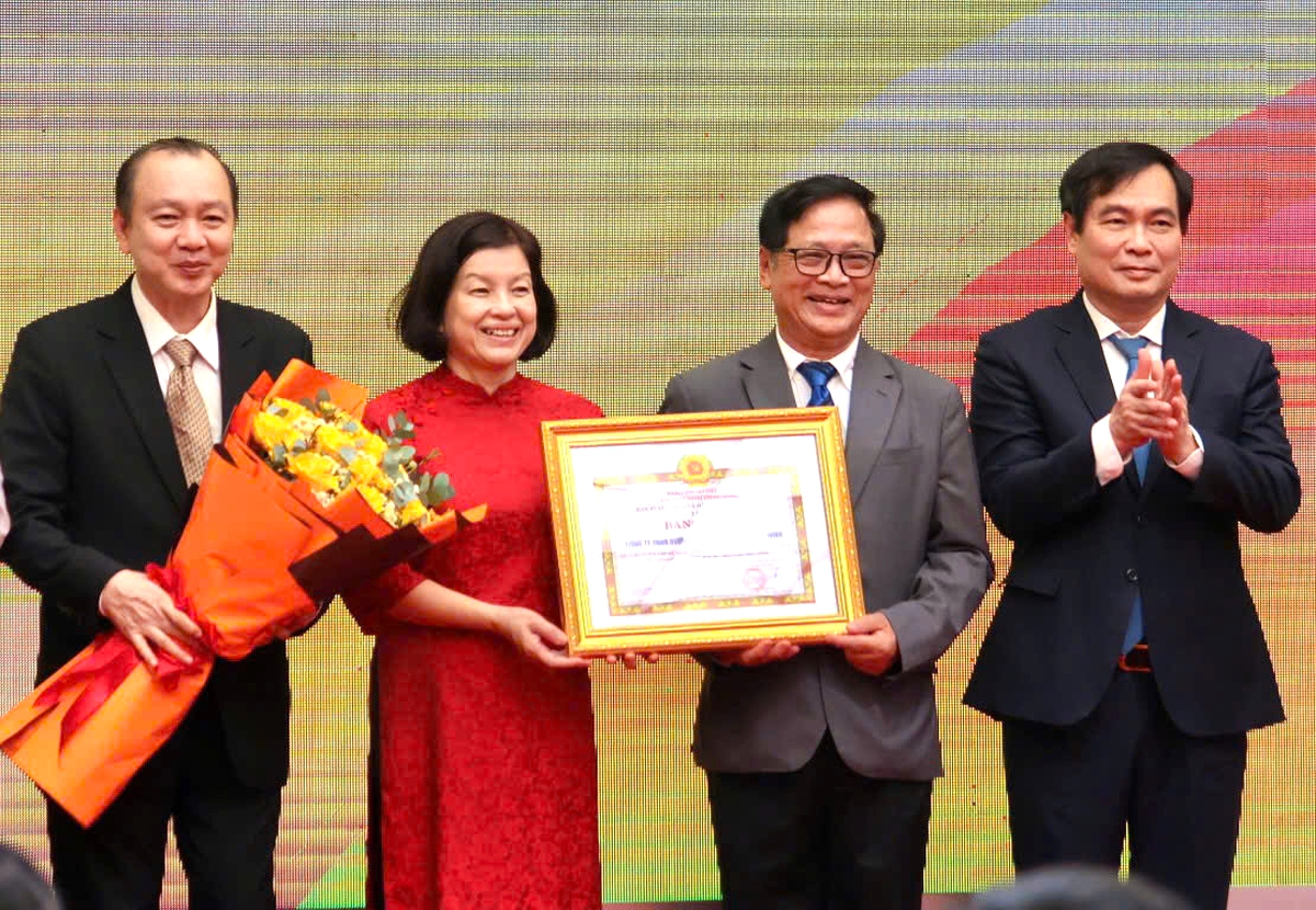 Phó Trưởng Ban Tuyên giáo và Dân vận Trung ương Phan Xuân Thủy trao bằng khen và hoa cho đại diện ban giám đốc Đường Sách TPHCM vì đã có thành tích xuất sắc trong công tác tuyên truyền, đóng góp cho sự nghiệp phát triển xuất bản và văn hóa đọc, giai đoạn 2021 - 2025.