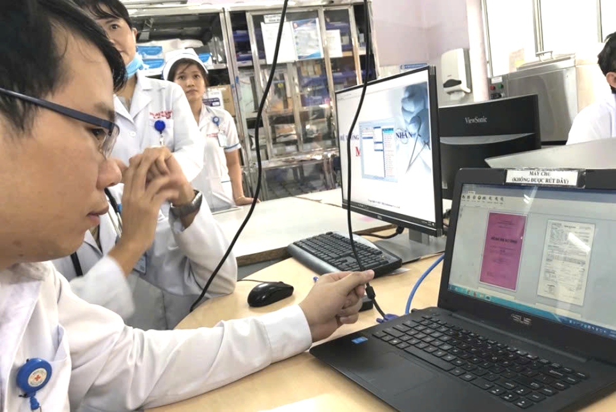 Bác sĩ dễ dàng tra cứu hồ sơ cũ khi BV quận Thủ Đức số hoá toàn bộ hồ sơ bệnh án. Ảnh: Sở Y tế TPHCM