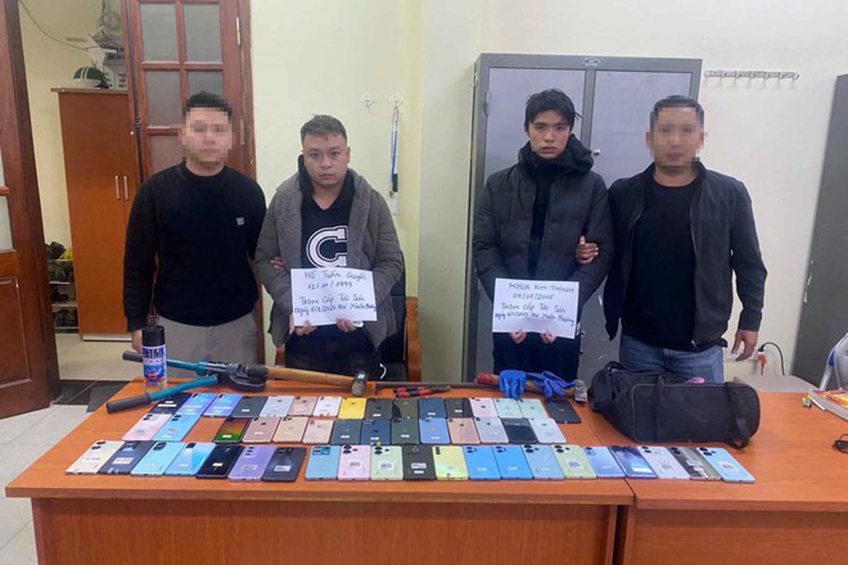Cắt khóa "cuỗm" 51 điện thoại trị giá gần 300 triệu, 2 thanh niên sa lưới- Ảnh 1.
