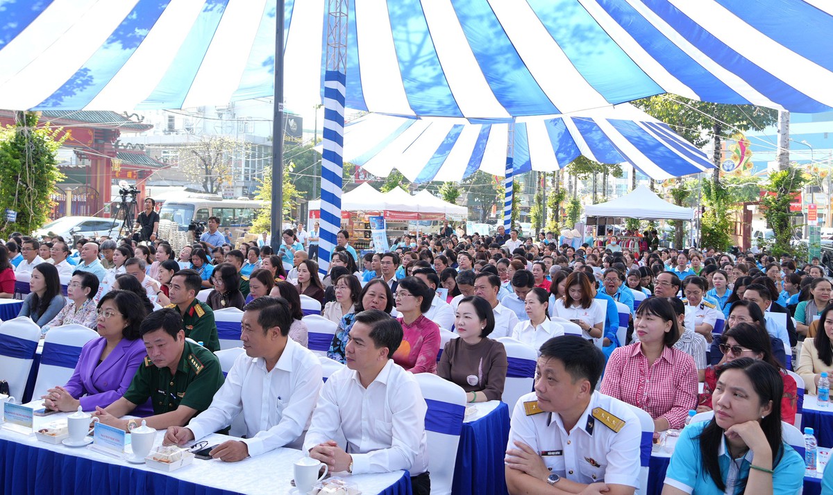 TPHCM ra quân "Tháng cùng phụ nữ hành động" với nhiều hoạt động chăm lo phụ nữ, trẻ em- Ảnh 1.
