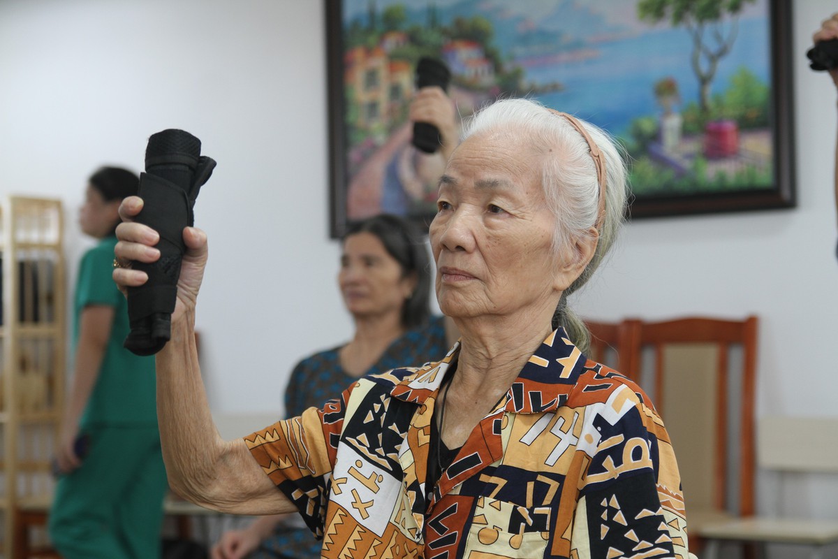 Người già “đi học”, hai thế hệ cùng vui - Ảnh 2.