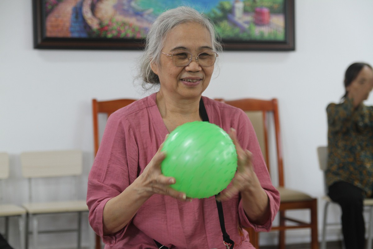 Người già “đi học”, hai thế hệ cùng vui - Ảnh 1.