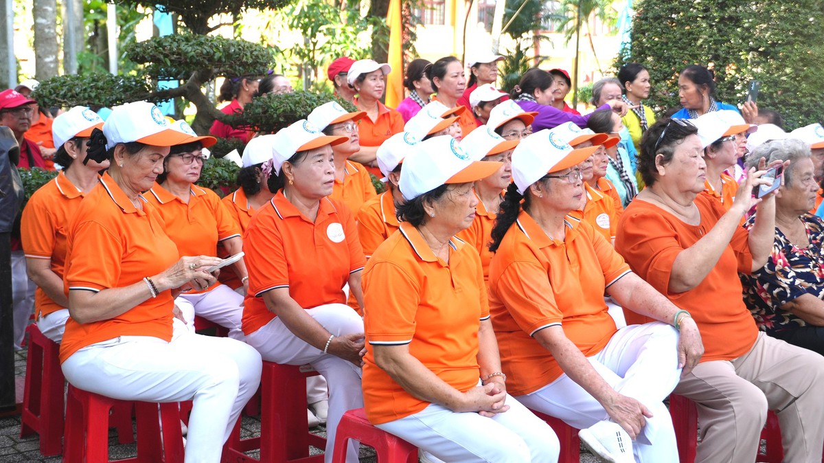 Ra mắt điểm sinh hoạt, chăm sóc sức khỏe người cao tuổi tại phường Thủ Dầu Một- Ảnh 1.