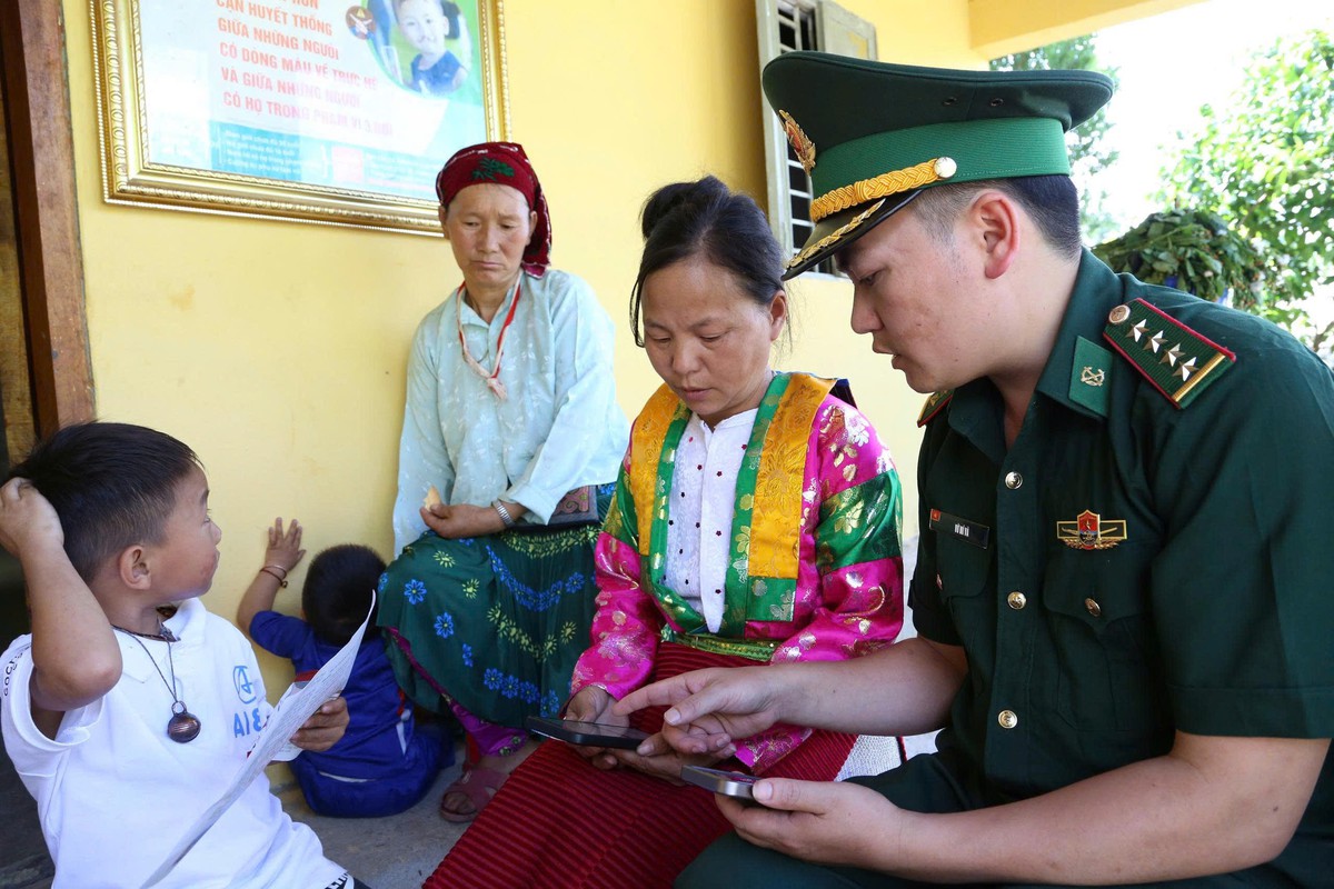 Người lính quân hàm xanh giúp người dân biên giới bước vào hành trình số- Ảnh 1.