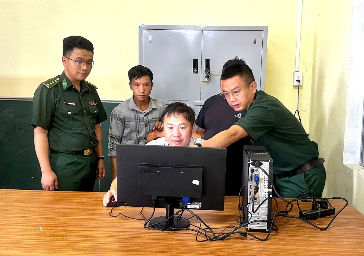 Người lính quân hàm xanh giúp người dân biên giới bước vào hành trình số- Ảnh 3.