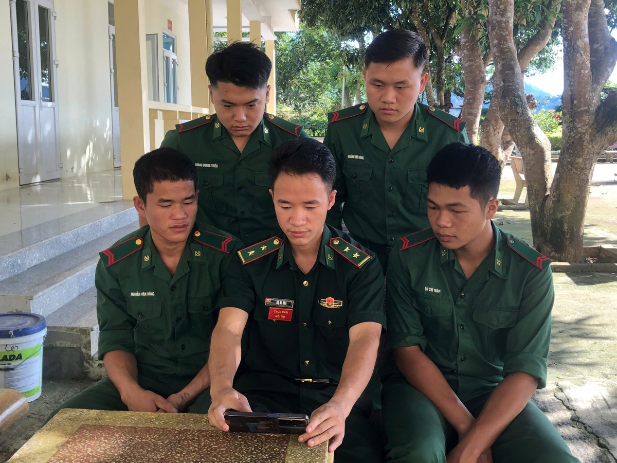 Người lính quân hàm xanh giúp người dân biên giới bước vào hành trình số- Ảnh 4.