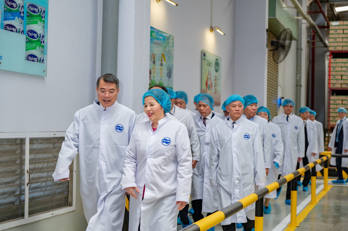 Thủ tướng Lê Minh Hưng thăm dự án đầu tư 51,7 triệu USD của Vinamilk tại Campuchia- Ảnh 1.