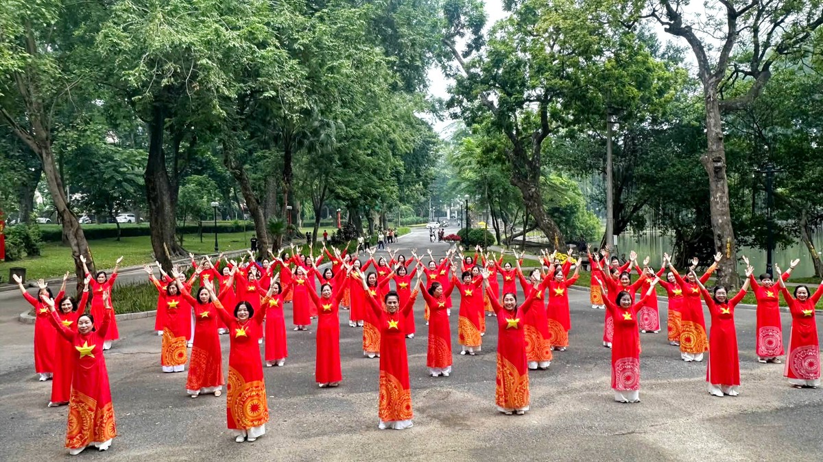 Hơn 30.000 phụ nữ Hà Nội đồng diễn dân vũ chào mừng Ngày Giải phóng Thủ đô- Ảnh 5.