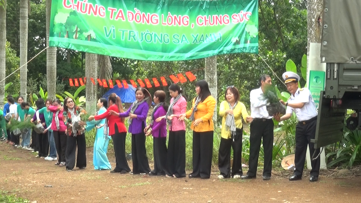 Xanh hóa Trường Sa - Ý chí, nghị lực của bộ đội Hải quân nơi đầu sóng- Ảnh 3.
