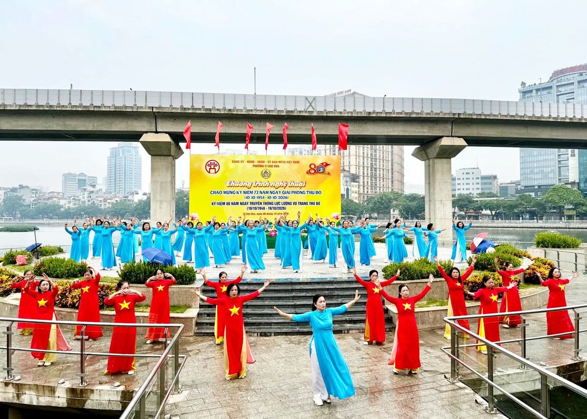 Hơn 30.000 phụ nữ Hà Nội đồng diễn dân vũ chào mừng Ngày Giải phóng Thủ đô- Ảnh 1.