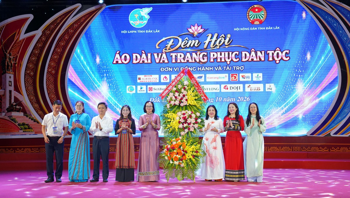 Chủ tịch Hội LHPN Việt Nam tham dự đêm hội Áo dài và Trang phục dân tộc tại Đắk Lắk - Ảnh 3.