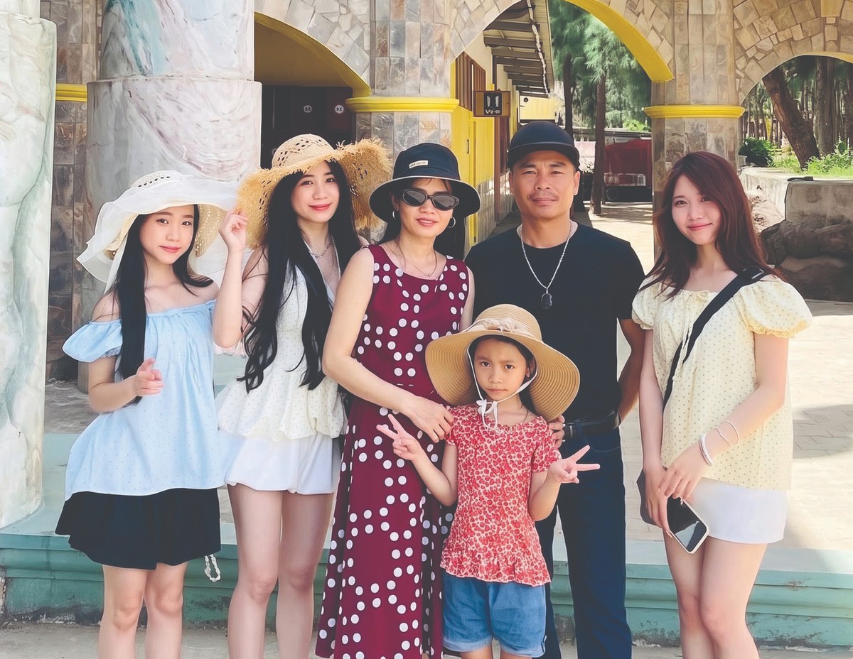 Hạnh phúc trong ngôi nhà có 4 cô con gái - Ảnh 2.