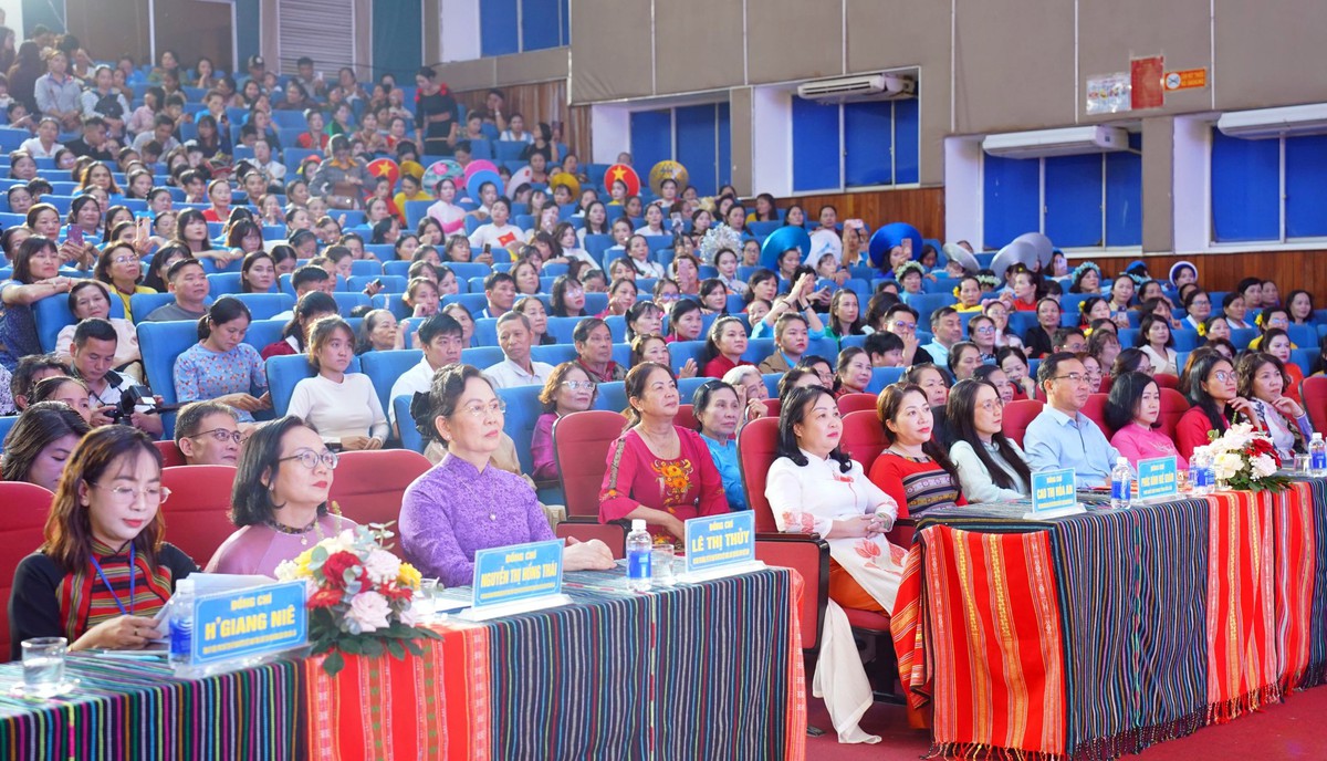 Chủ tịch Hội LHPN Việt Nam tham dự đêm hội Áo dài và Trang phục dân tộc tại Đắk Lắk - Ảnh 1.