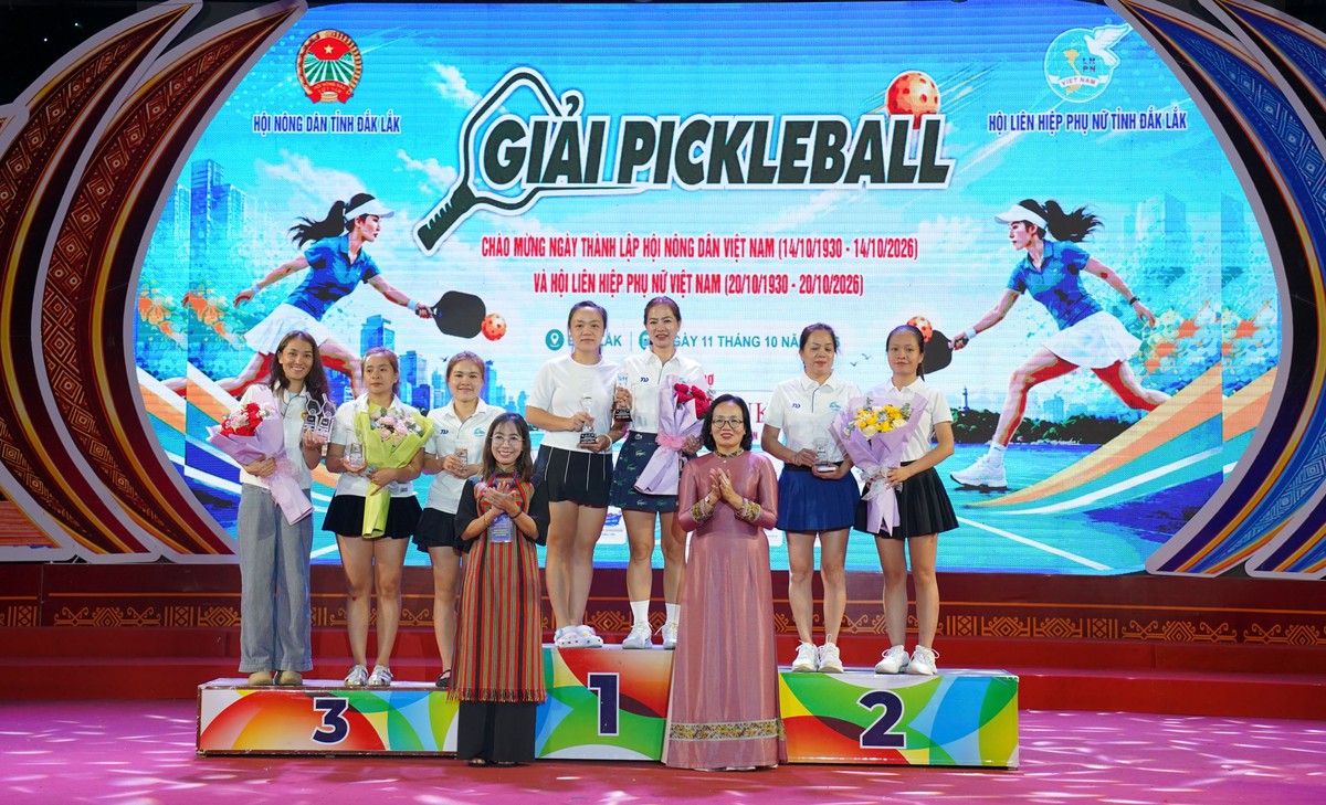 Chủ tịch Hội LHPN Việt Nam tham dự đêm hội Áo dài và Trang phục dân tộc tại Đắk Lắk - Ảnh 8.