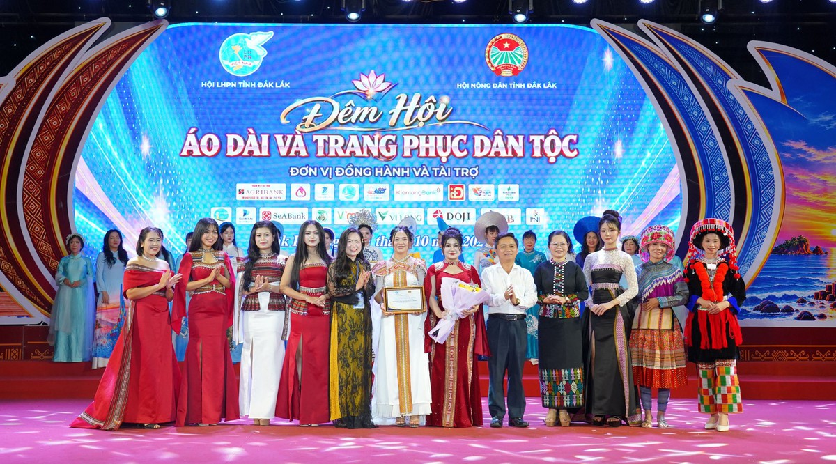 Chủ tịch Hội LHPN Việt Nam tham dự đêm hội Áo dài và Trang phục dân tộc tại Đắk Lắk - Ảnh 7.
