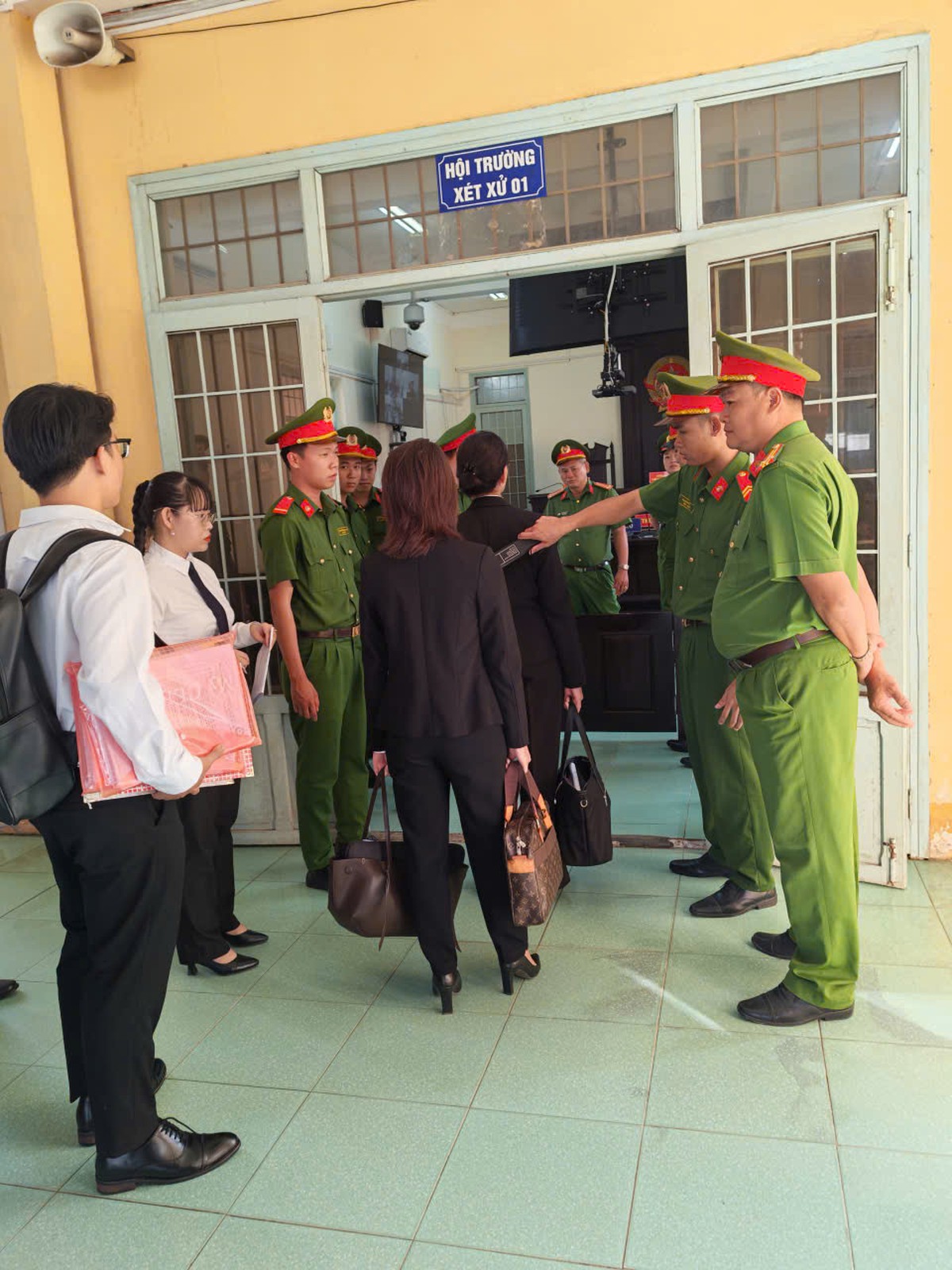 Hình ảnh phiên toà xét xử tài xế gây tai nạn giao thông khiến nữ sinh 14 tuổi tử vong - Ảnh 2.