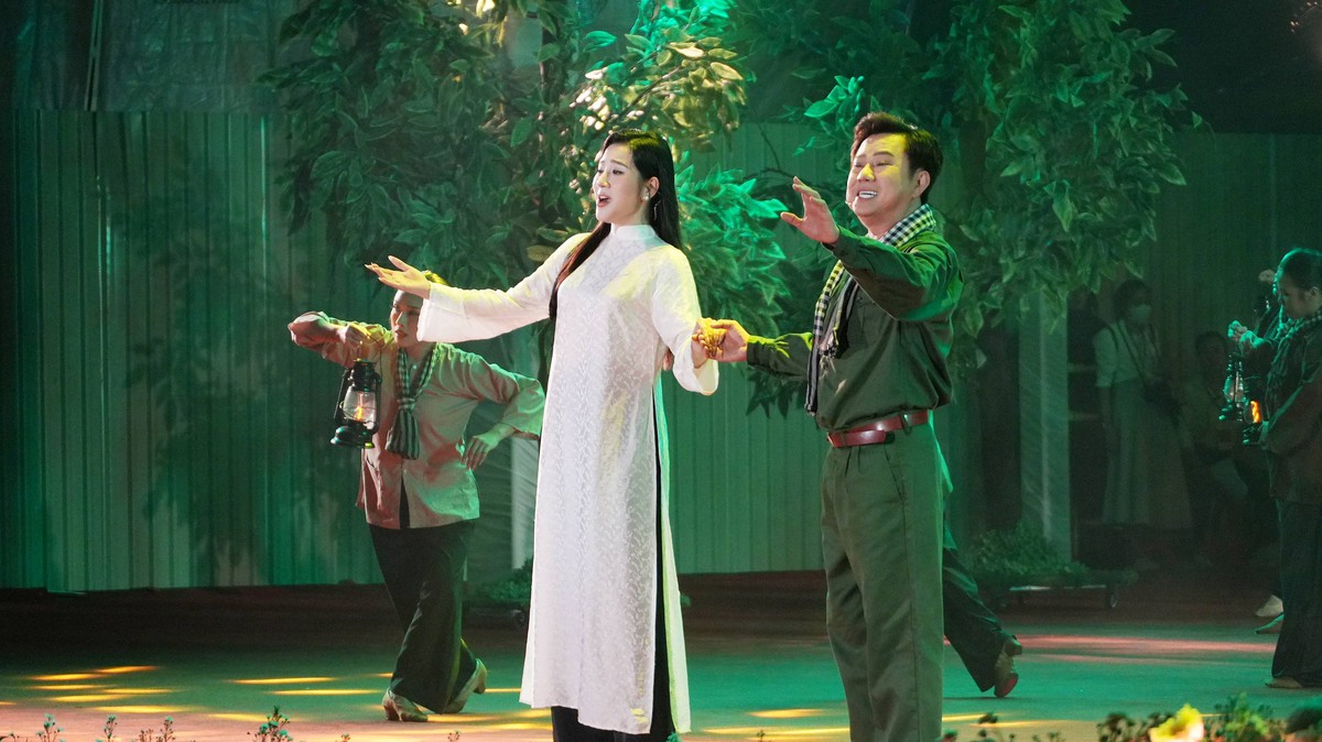 Xúc động "Khúc tri ân" tưởng nhớ các Anh hùng liệt sĩ - Ảnh 3.