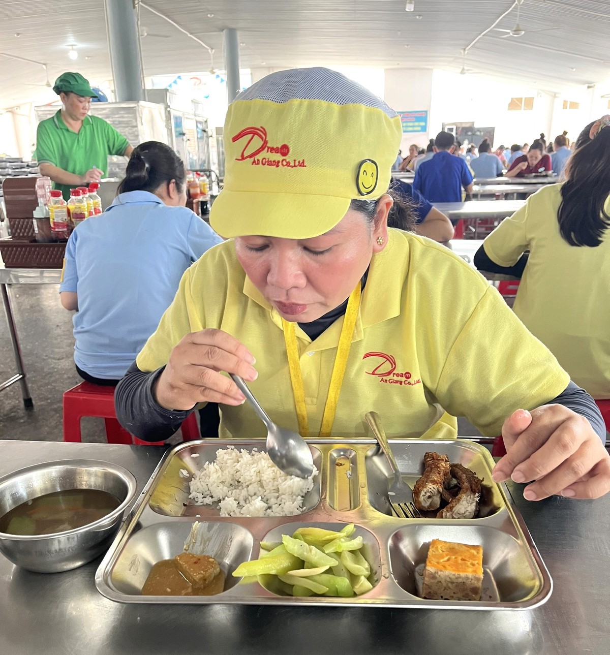 Bữa ăn ca không chỉ là suất ăn- Ảnh 2.